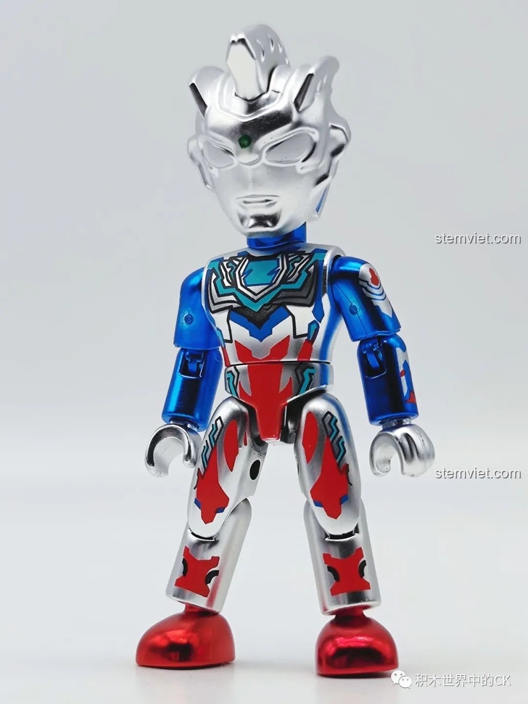 Mô hình Zeta Ultraman Alpha Armor 75026-4 đã lắp ráp, với giáp bạc xanh và chi tiết đỏ. Đánh giá QMAN 26 Ultraman Thế hệ Reiwa.