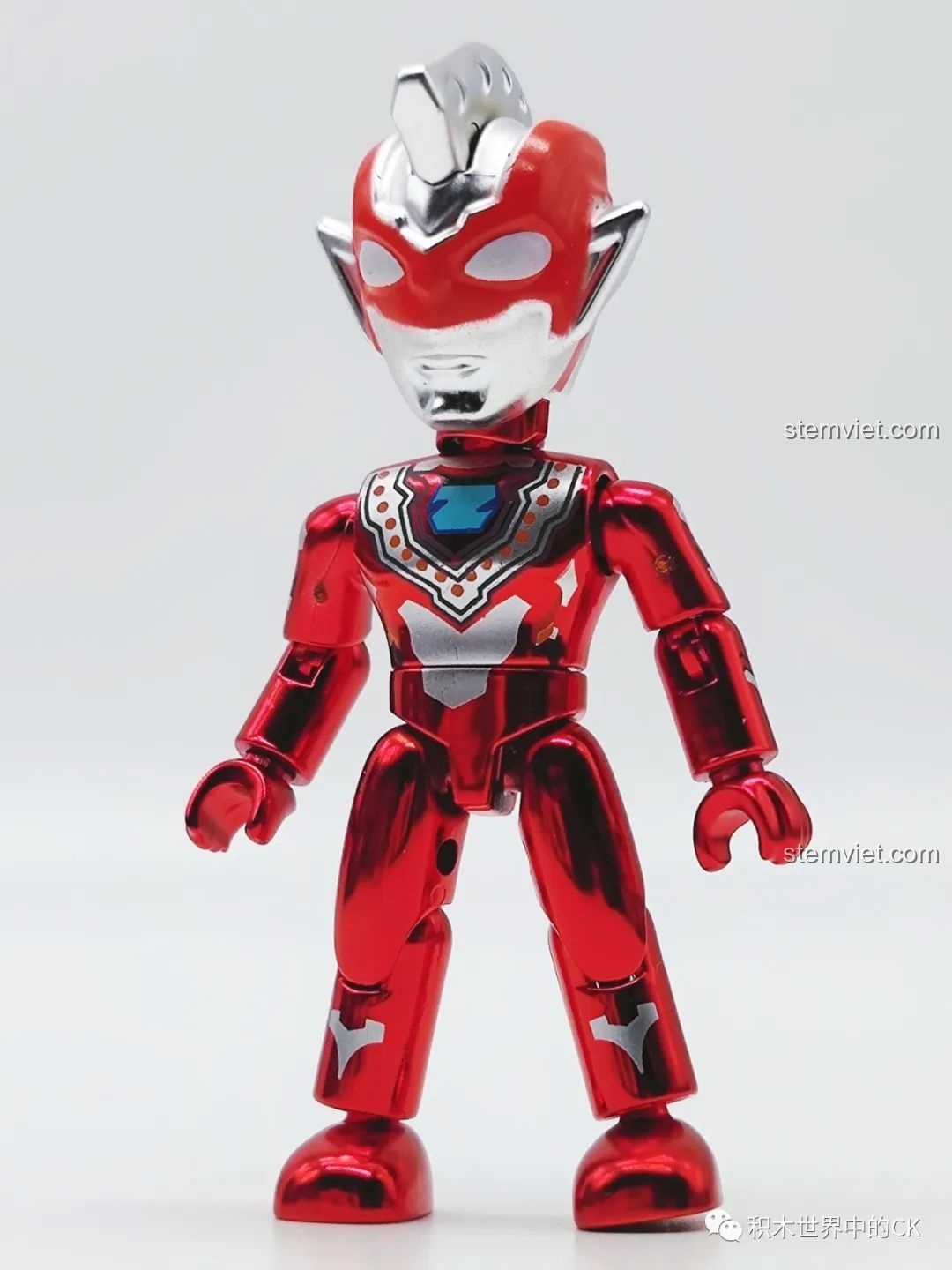 Mô hình Zeta Ultraman Beta Impact 75026-5 đã lắp ráp, với giáp đỏ và chi tiết bạc. Đánh giá QMAN 26 Ultraman Thế hệ Reiwa.