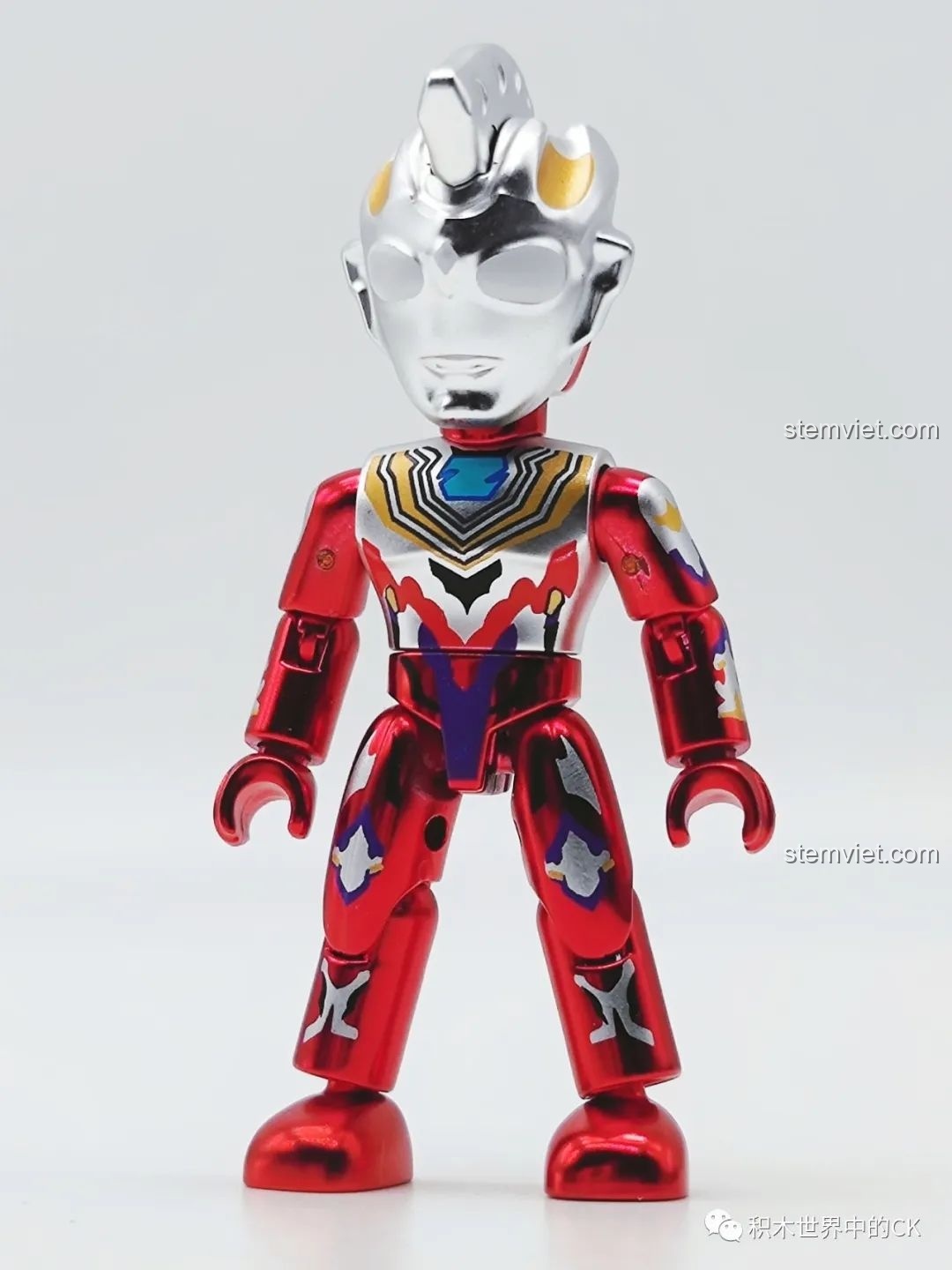 Mô hình Zeta Ultraman Gamma Future 75026-9 đã lắp ráp hoàn chỉnh, với lớp giáp đỏ bạc lấp lánh. Đánh giá QMAN 26 Ultraman Thế hệ Reiwa.