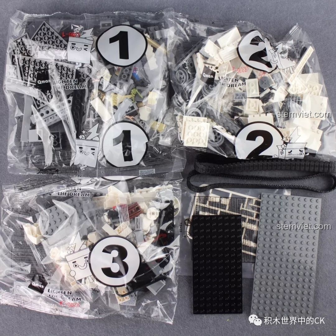 Các túi mảnh ghép được đánh số theo từng bước lắp ráp của bộ đồ chơi Xe Tăng Quân Sự ThunderMission QMAN 3206, kèm theo đế và xích xe tăng.