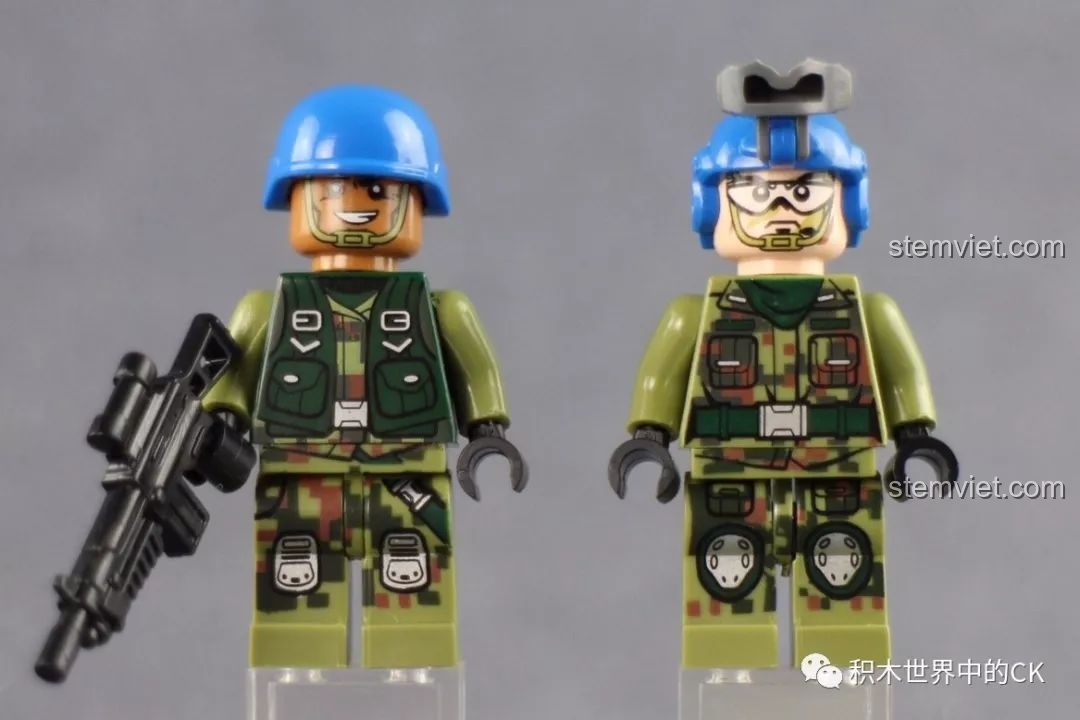 Góc nhìn khác của hai nhân vật lính từ bộ đồ chơi lắp ráp Xe Tăng Quân Sự ThunderMission QMAN 3206, thể hiện rõ trang phục và phụ kiện.