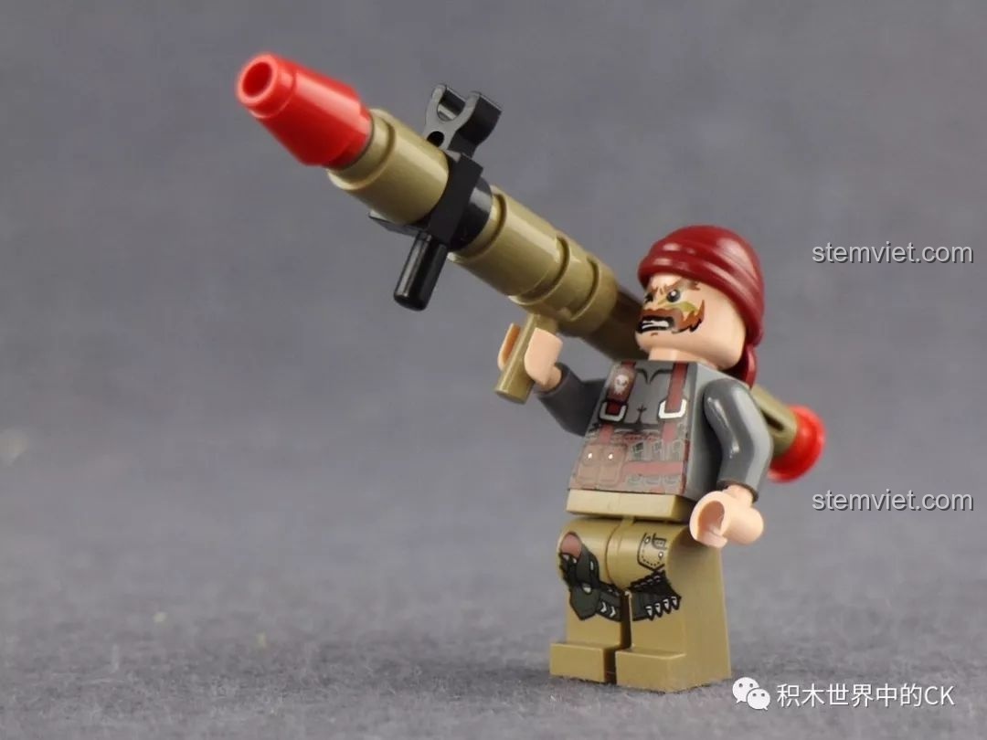 Nhân vật lính 'Độc Thích' cầm khẩu súng phóng lựu khổng lồ, thể hiện sự mạnh mẽ và sẵn sàng chiến đấu trong bộ đồ chơi lắp ráp Xe Tăng Quân Sự ThunderMission QMAN 3206.