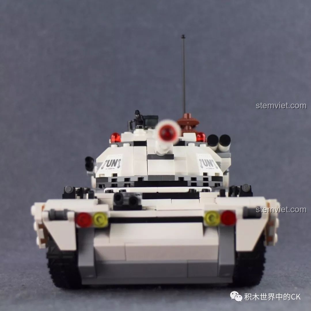 Góc nhìn trực diện từ phía trước của mô hình xe tăng quân sự ThunderMission QMAN 3206, nổi bật nòng pháo và đèn pha.