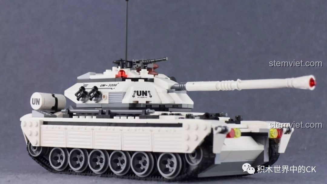 Cận cảnh nòng pháo chính của mô hình xe tăng quân sự ThunderMission QMAN 3206, với chi tiết đầu pháo có thể bắn đạn.