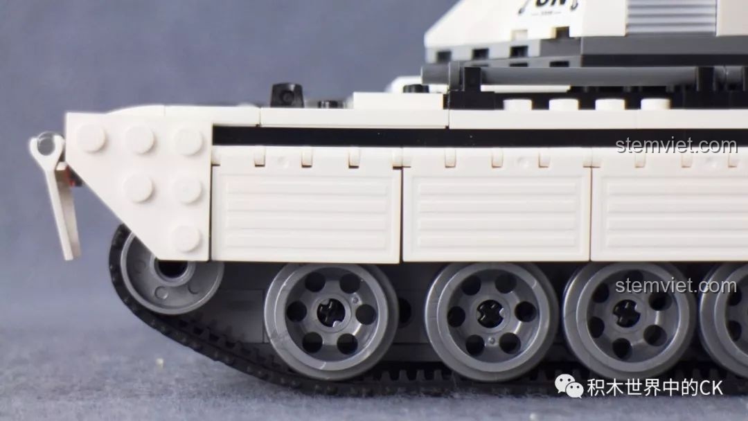 Chi tiết phần đuôi của mô hình xe tăng quân sự ThunderMission QMAN 3206, với các thùng nhiên liệu phụ và đèn hậu.