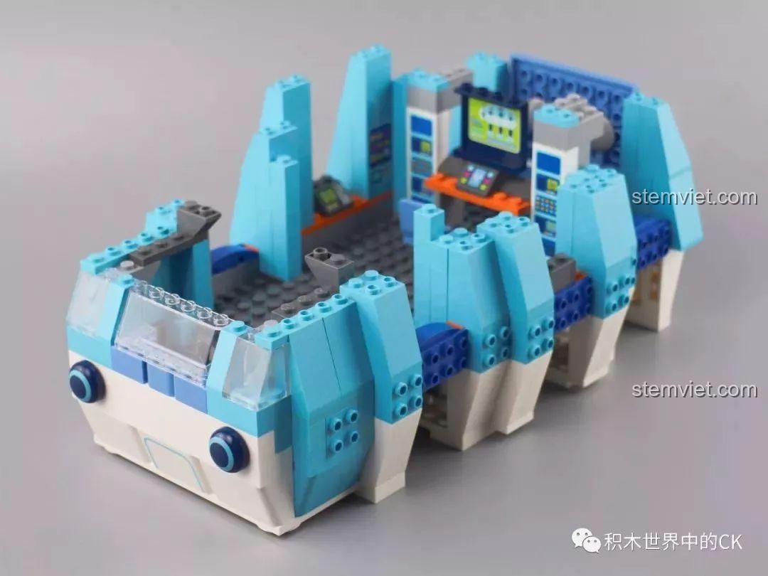 Lắp ráp phần thân và bảng điều khiển phía trước của mô hình Tàu Bọ Gấu Nước QMAN 3715.