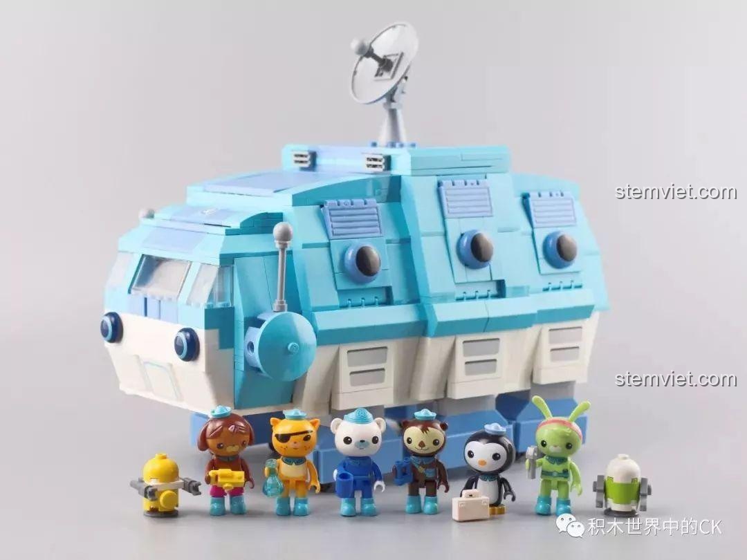 Toàn bộ mô hình Tàu Bọ Gấu Nước QMAN 3715 và 6 minifigures cùng 2 robot xếp hàng phía trước.