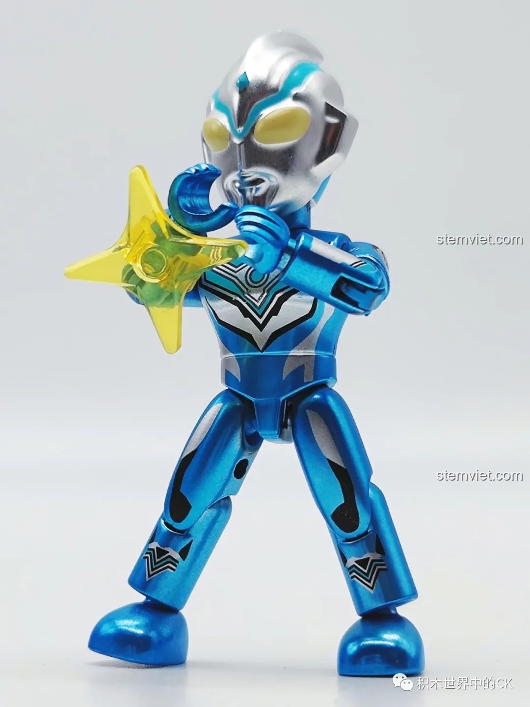 Fuma Ultraman 75026-3 tạo dáng với vũ khí đặc trưng, sẵn sàng bay lượn và chiến đấu. Đánh giá QMAN 75026 Người máy Ultraman.