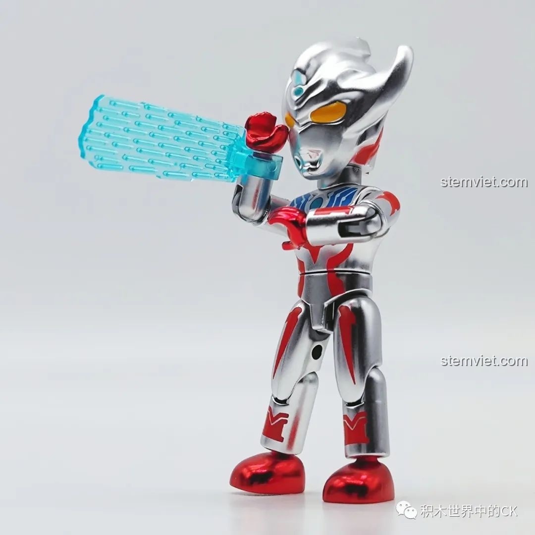 Taiga Ultraman 75026-1 tạo dáng với phụ kiện hiệu ứng chiêu thức màu xanh trong suốt. Đánh giá QMAN 75026 Người máy Ultraman.
