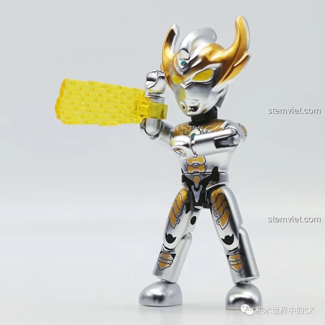 Taiga Ultraman Yu Kun Form 75026-10 tạo dáng với phụ kiện hiệu ứng chiêu thức màu vàng trong suốt. Đánh giá QMAN 75026 Người máy Ultraman.