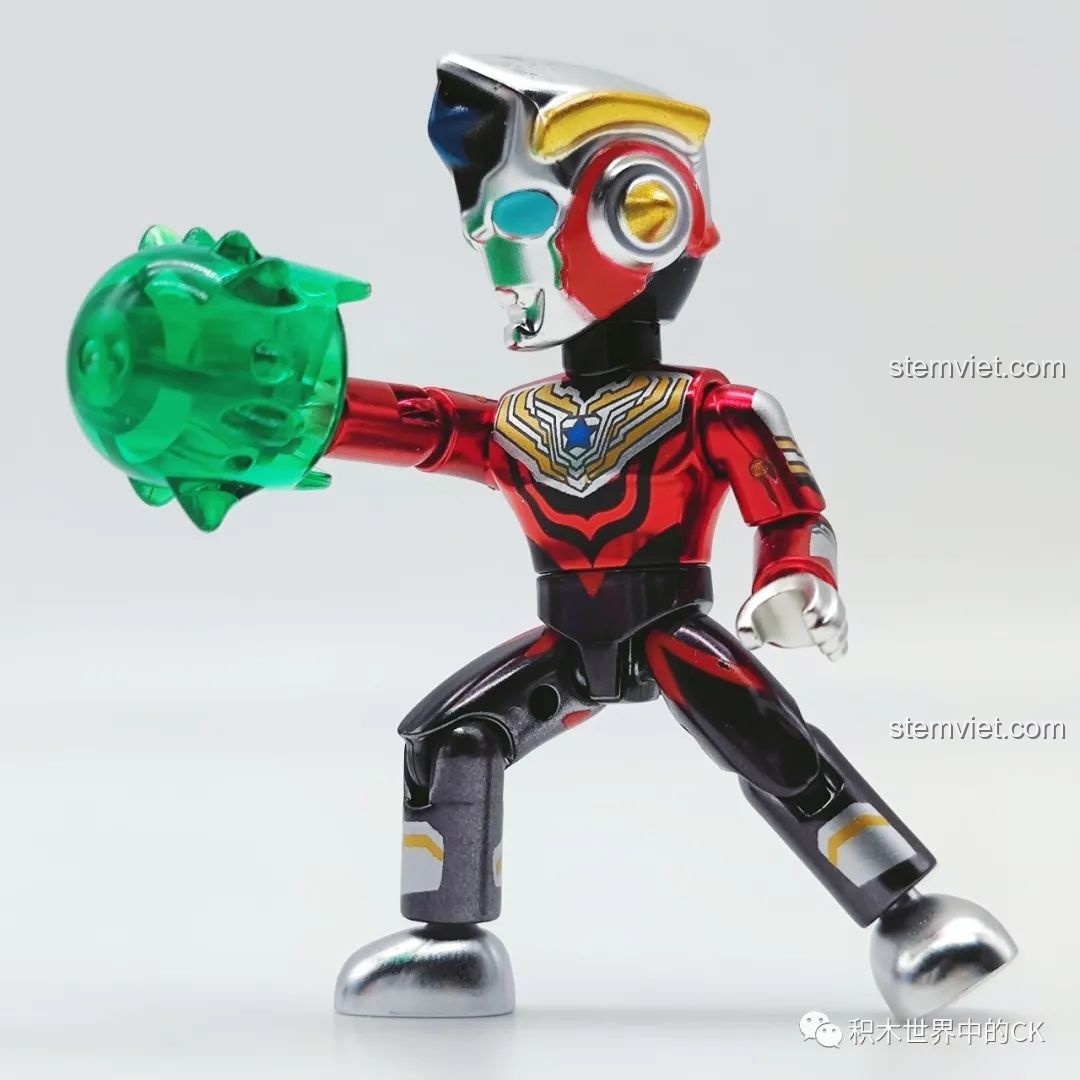Titas Ultraman 75026-2 tạo dáng với phụ kiện hiệu ứng chiêu thức màu xanh lá trong suốt. Đánh giá QMAN 75026 Người máy Ultraman.