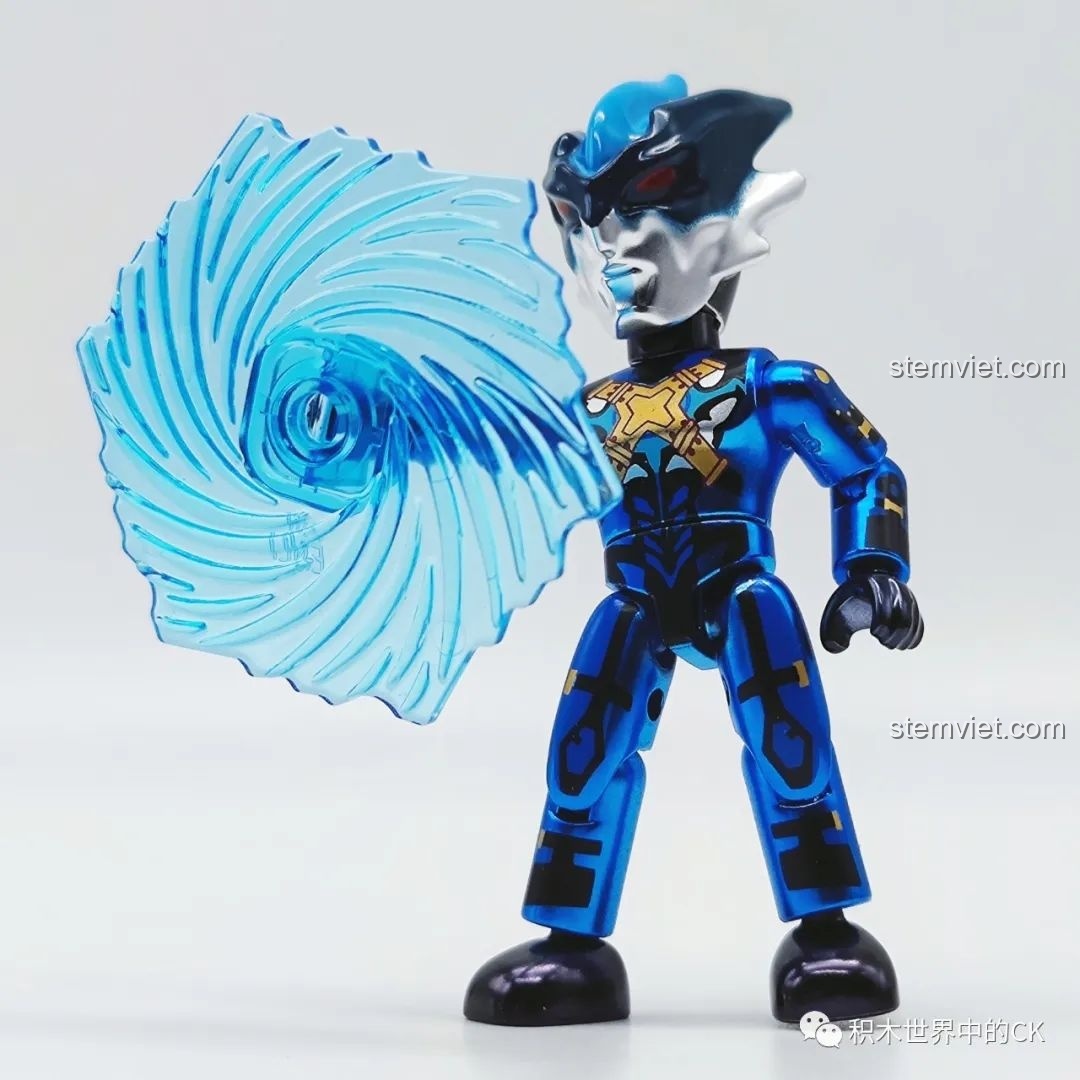 Torregia Ultraman 75026-12 tạo dáng với phụ kiện hiệu ứng chiêu thức xoáy nước màu xanh trong suốt. Đánh giá QMAN 75026 Người máy Ultraman.