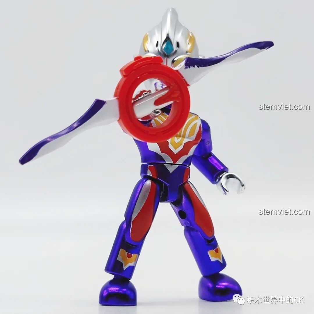 Triga Ultraman Composite Type 75026-6 tạo dáng với vũ khí đặc trưng, sẵn sàng chiến đấu. Đánh giá QMAN 75026 Người máy Ultraman.