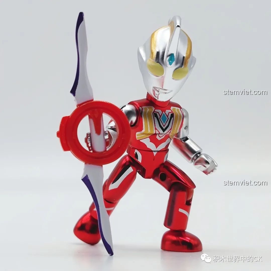 Triga Ultraman Power Type 75026-7 tạo dáng với vũ khí đặc trưng, sẵn sàng chiến đấu. Đánh giá QMAN 75026 Người máy Ultraman.