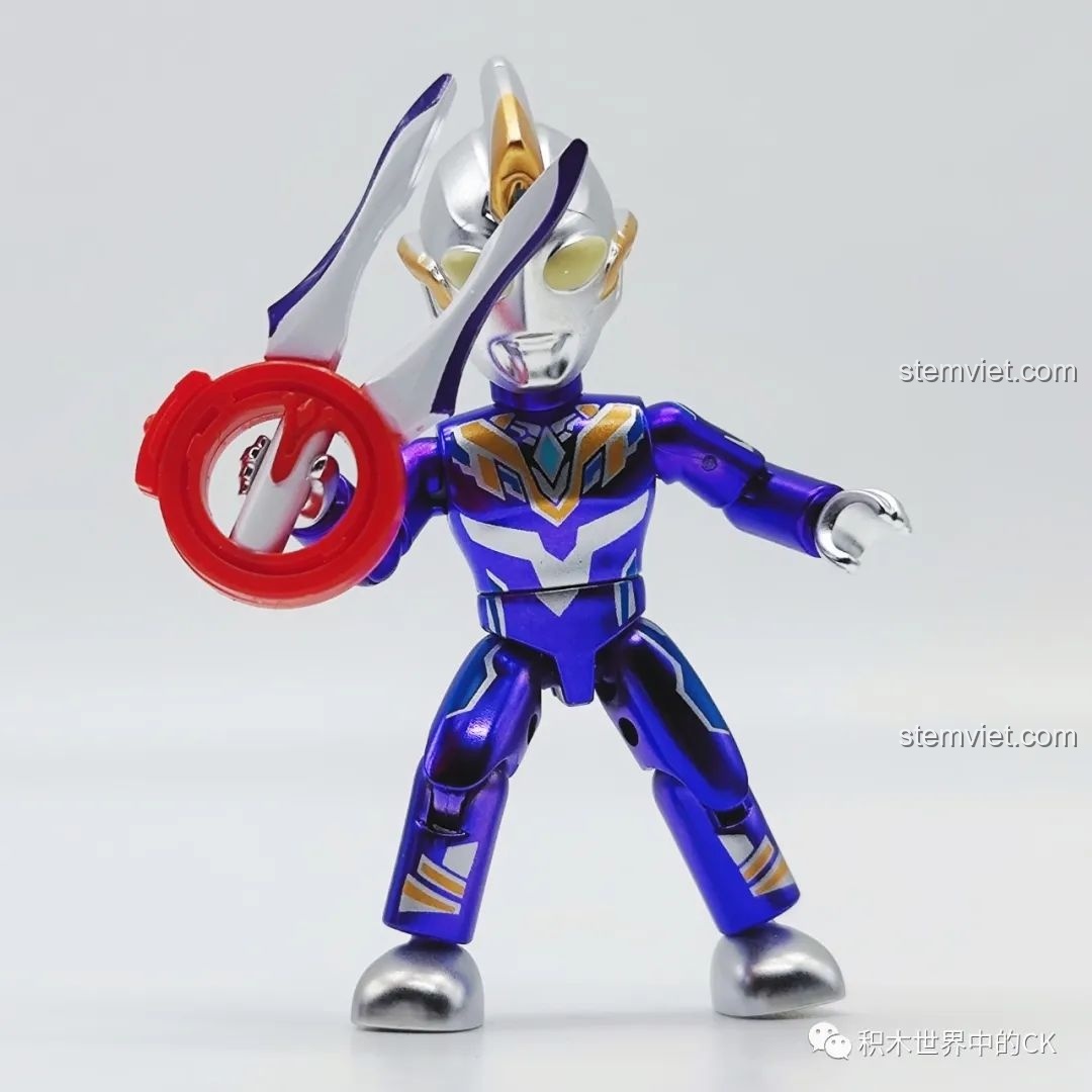 Triga Ultraman Sky Type 75026-8 tạo dáng với vũ khí đặc trưng, sẵn sàng bay lượn và chiến đấu. Đánh giá QMAN 75026 Người máy Ultraman.