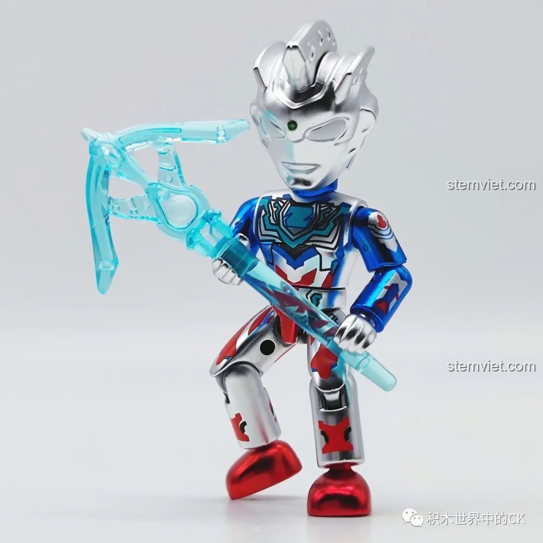 Zeta Ultraman Alpha Armor 75026-4 tạo dáng với vũ khí đặc trưng, sẵn sàng chiến đấu. Đánh giá QMAN 75026 Người máy Ultraman.