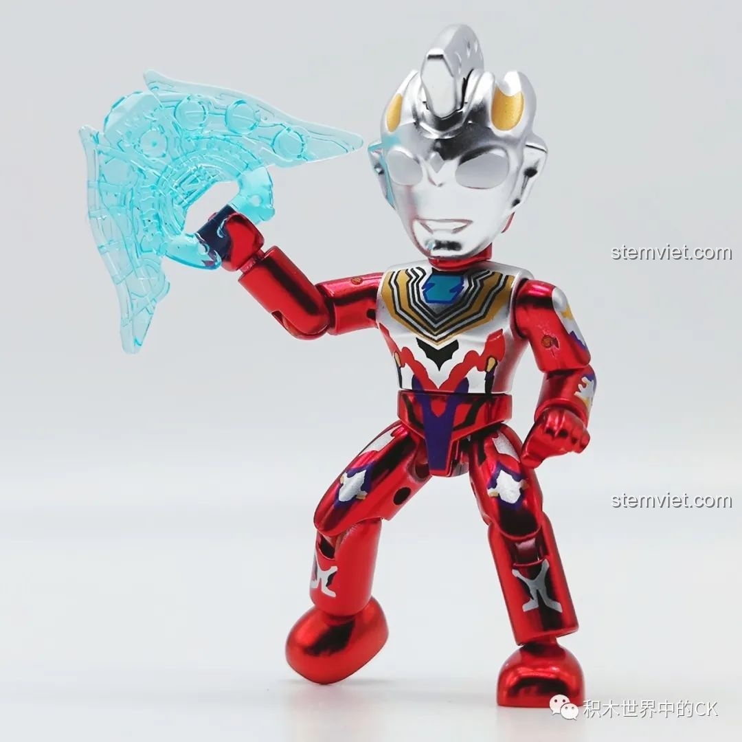 Zeta Ultraman Gamma Future 75026-9 tạo dáng chiến đấu với phụ kiện hiệu ứng chiêu thức màu xanh trong suốt. Đánh giá QMAN 75026 Người máy Ultraman.