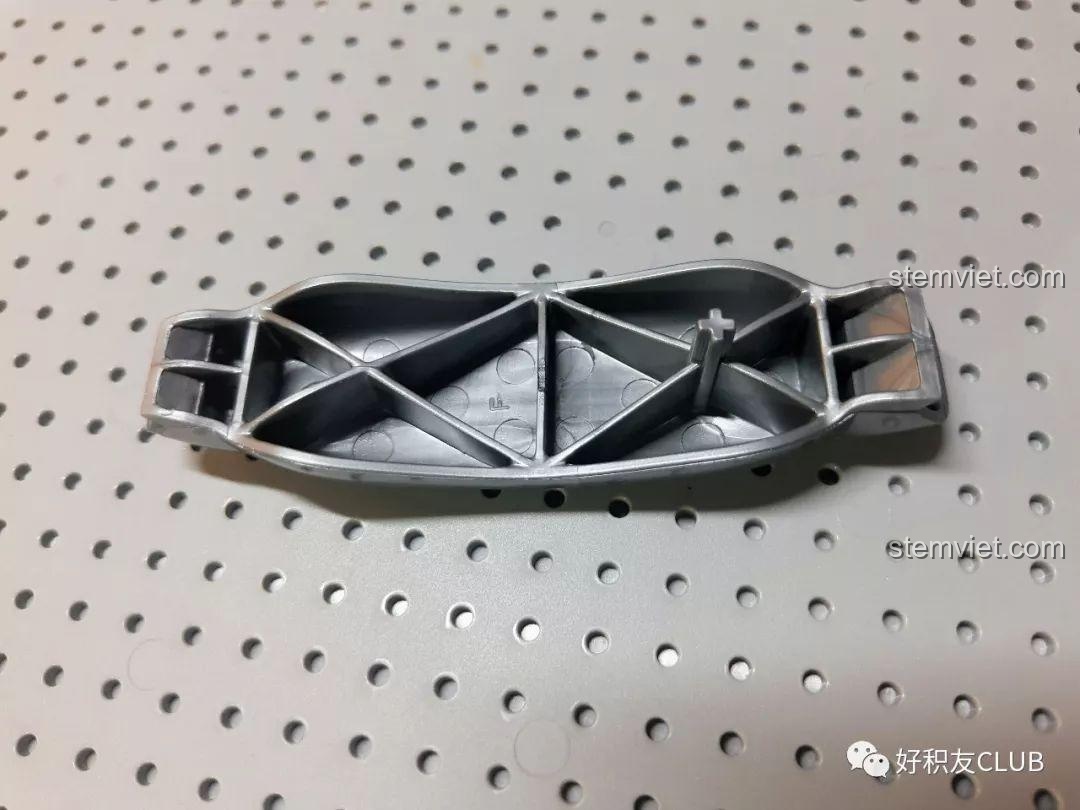 Mặt sau của dụng cụ tháo lắp mảnh ghép Enlighten trong bộ QMAN 3807 Tây Du Ký: Đại Chiến Hồng Hài Nhi, cho thấy thiết kế chắc chắn và tiện lợi. Cảm nhận QMAN 7 Ngộ Không đại chiến Hồng Hài Nhi qua từng chi tiết hỗ trợ.