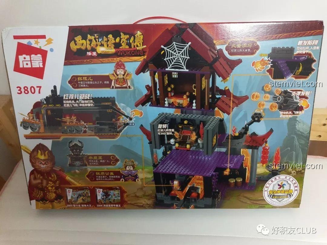 Mặt sau hộp bộ lắp ghép QMAN 3807 Tây Du Ký: Đại Chiến Hồng Hài Nhi, giới thiệu các tính năng độc đáo và cơ chế chuyển động của mô hình. Cảm nhận QMAN 7 Ngộ Không đại chiến Hồng Hài Nhi qua từng chi tiết.
