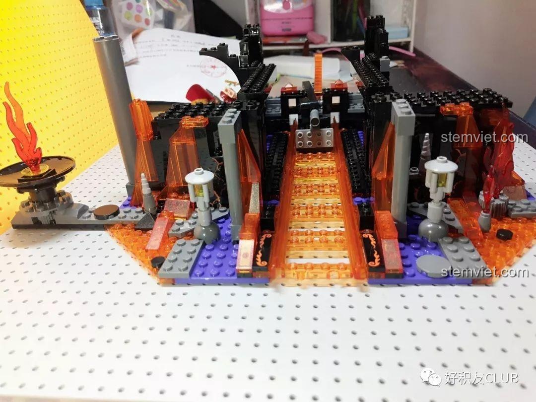 Kết quả lắp ráp túi số 2 của bộ QMAN 3807 Tây Du Ký: Đại Chiến Hồng Hài Nhi, hoàn thiện phần cổng chính và khung tầng hai của lâu đài. Cảm nhận QMAN 7 Ngộ Không đại chiến Hồng Hài Nhi qua sự hình thành của công trình.