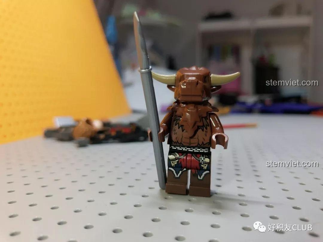 Minifigure Lính Ngưu trong bộ QMAN 3807 Tây Du Ký: Đại Chiến Hồng Hài Nhi, một nhân vật phụ nhưng vẫn được thiết kế chi tiết. Cảm nhận QMAN 7 Ngộ Không đại chiến Hồng Hài Nhi qua cả các nhân vật phụ.