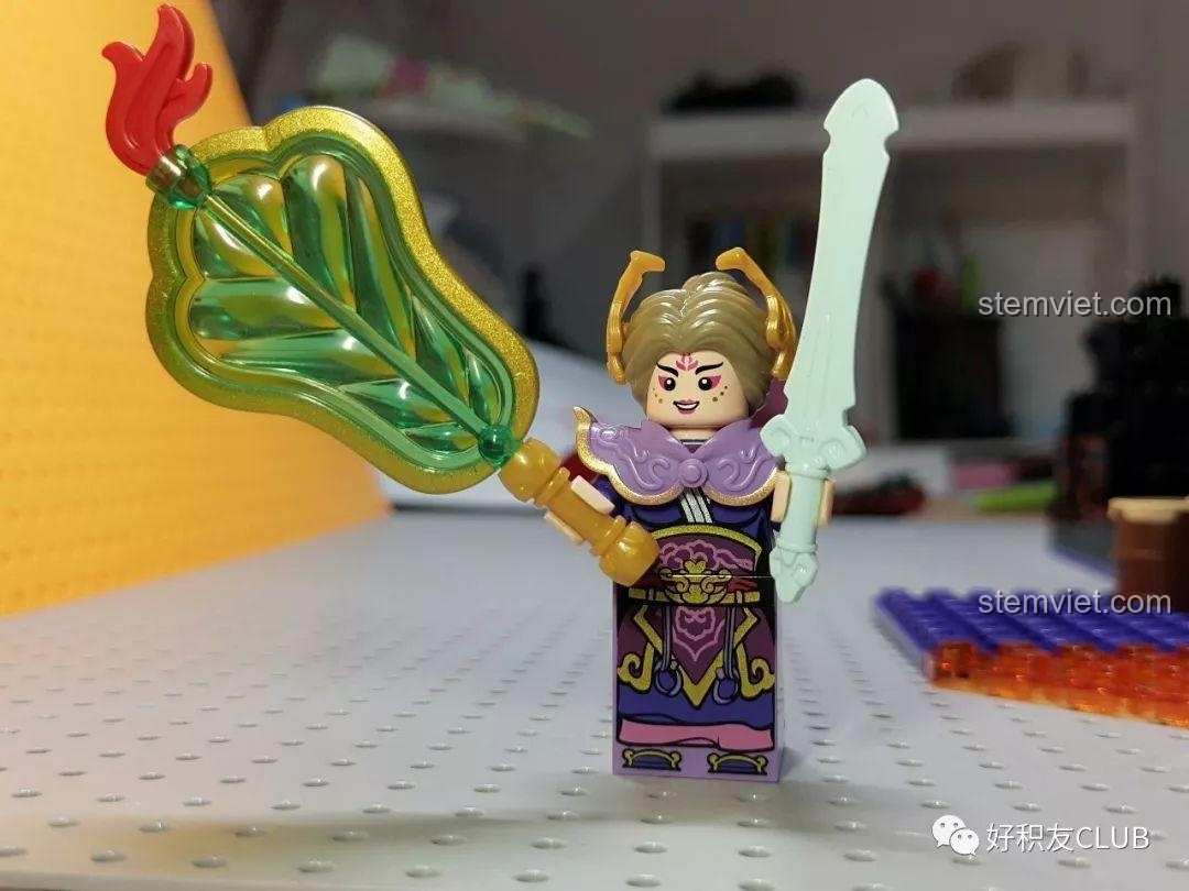 Cận cảnh minifigure Thiết Phiến Công Chúa từ bộ QMAN 3807 Tây Du Ký: Đại Chiến Hồng Hài Nhi, thể hiện chi tiết phụ kiện và thiết kế tóc độc đáo. Cảm nhận QMAN 7 Ngộ Không đại chiến Hồng Hài Nhi qua từng góc độ.