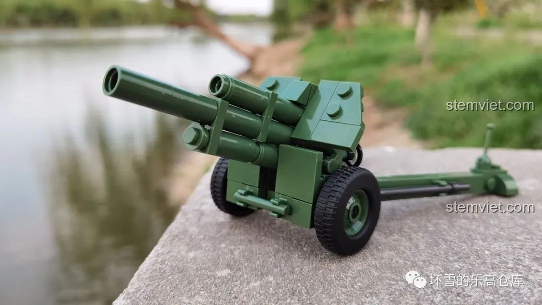 Mô hình pháo M-30 QUANGUAN 122mm đặt cạnh bờ sông, góc chụp đẹp, thể hiện tổng thể mô hình. Đánh giá QUANGUAN 078 Vũ khí quân sự Liên Xô.