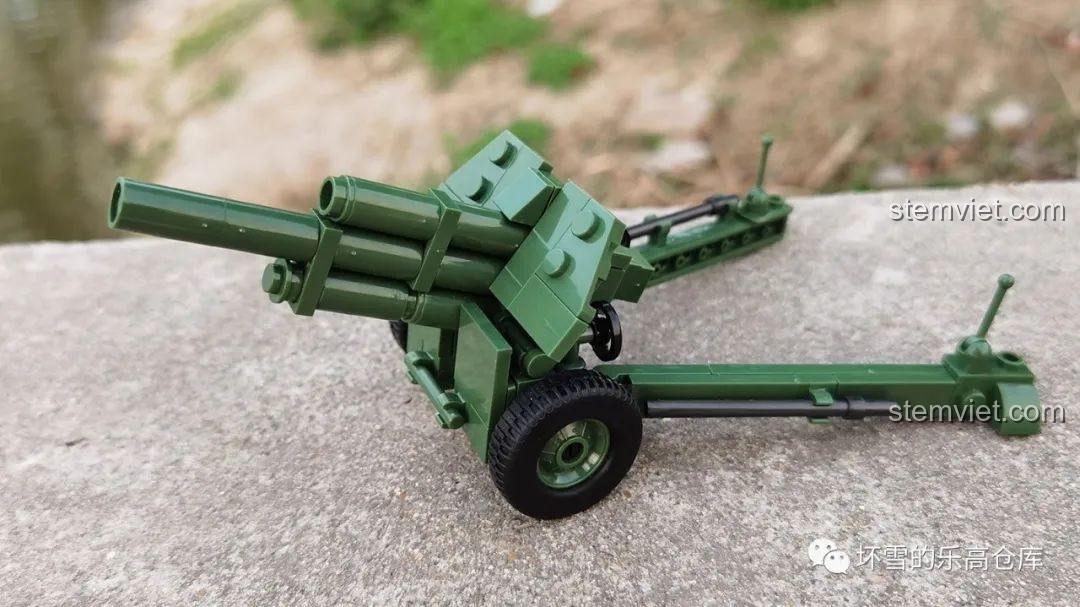 Mô hình pháo M-30 QUANGUAN 122mm nhìn từ góc cao, đặt trên nền đá, chi tiết rõ ràng. Nhận xét QUANGUAN 100078 Pháo cao xạ.