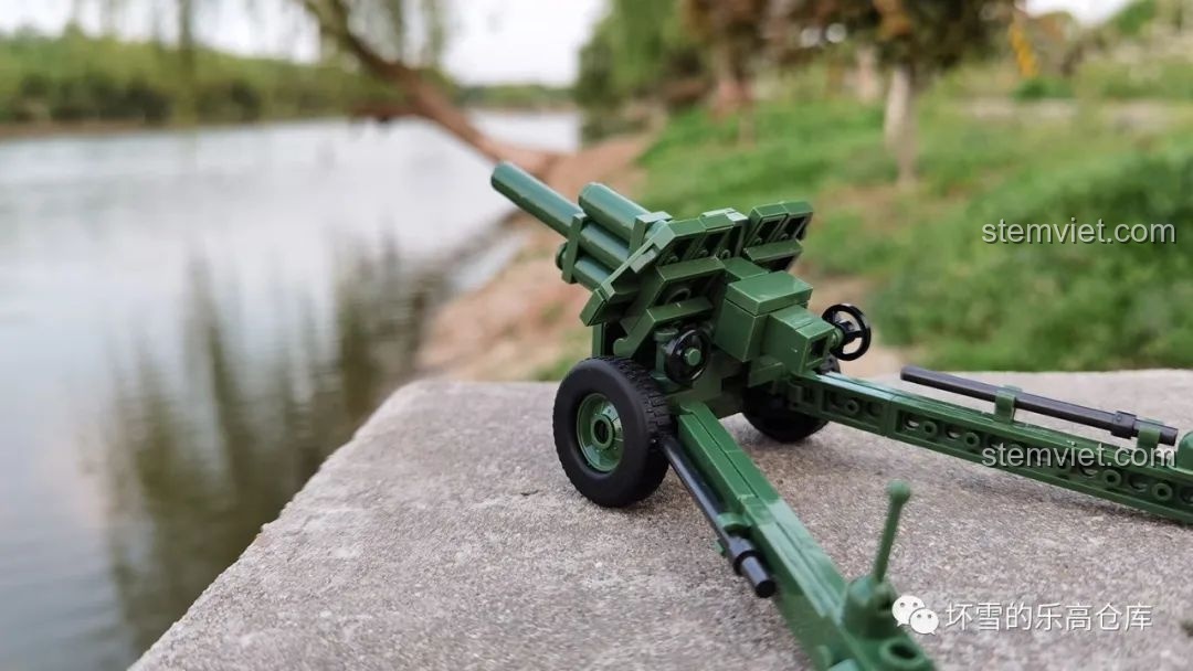 Mô hình pháo M-30 QUANGUAN 122mm đặt cạnh bờ sông, góc chụp ngang, thể hiện chiều dài của pháo. Đánh giá QUANGUAN 078 Pháo binh Thế chiến II.