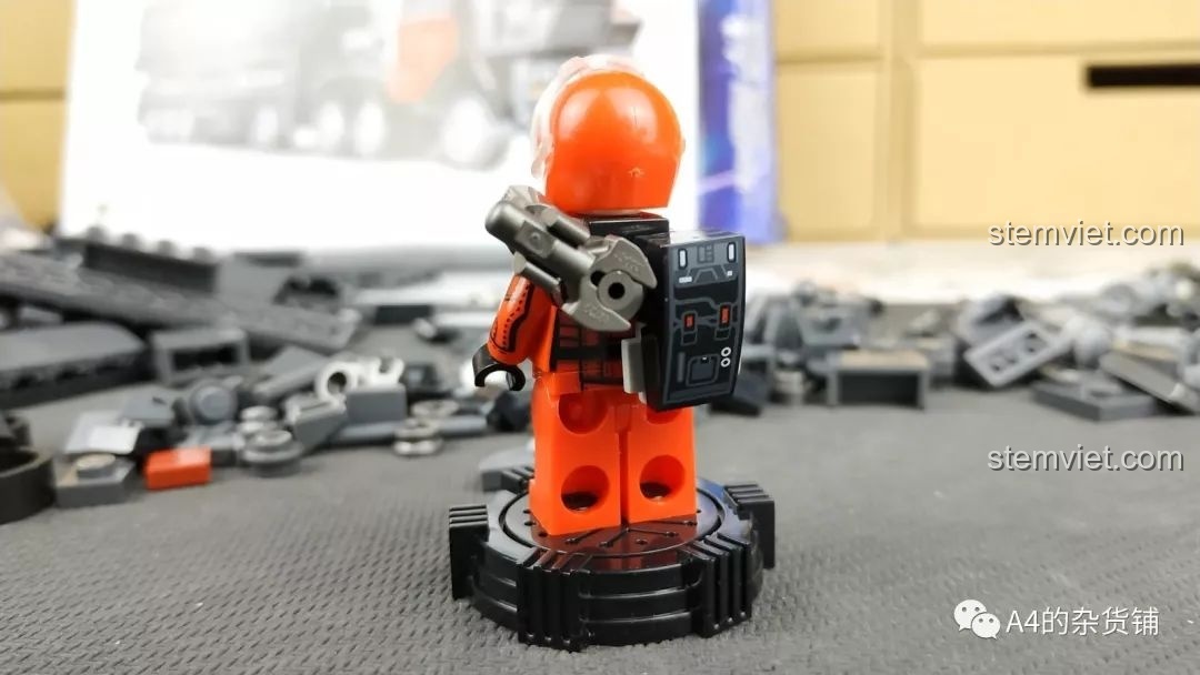 Minifigure Lưu Khải hoàn chỉnh với mũ bảo hiểm trong bộ SEMBO 107001.