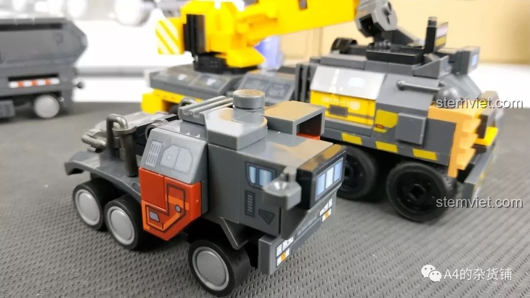 So sánh hai mô hình SEMBO 107001 và 107004, cho thấy chúng không cùng tỉ lệ.