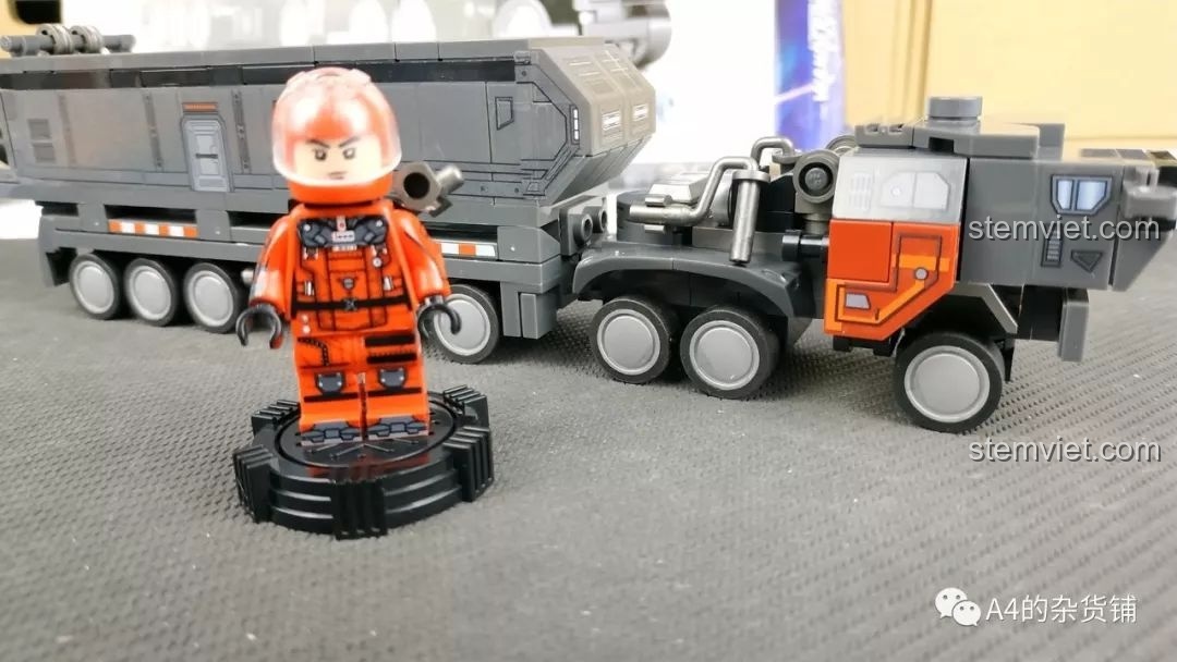 Mô hình xe tải chở hàng SEMBO 107001 hoàn chỉnh, kết hợp đầu kéo và rơ-moóc.