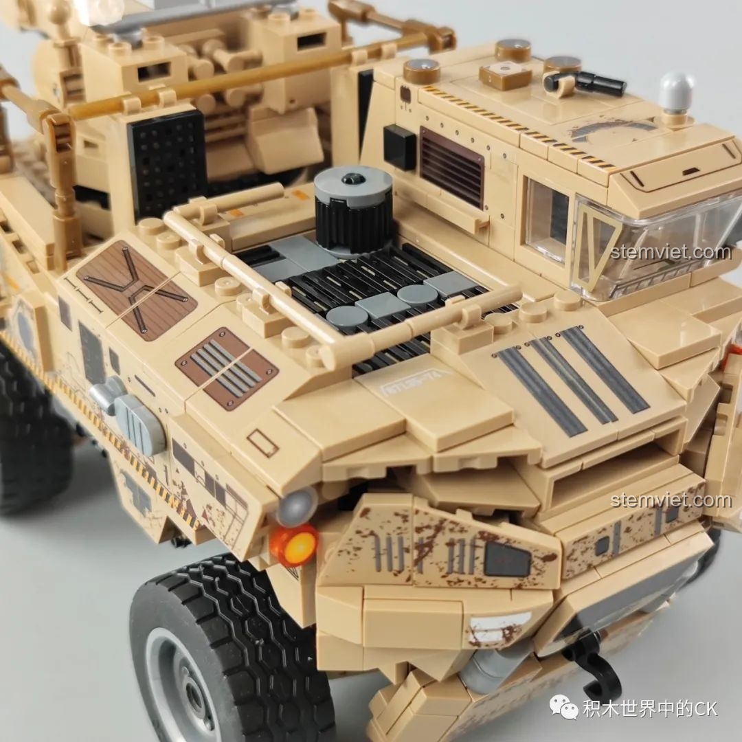 Chi tiết phần nắp capo và khu vực động cơ của mô hình SEMBO 109001 Xe Vận Tải Linh Lung.