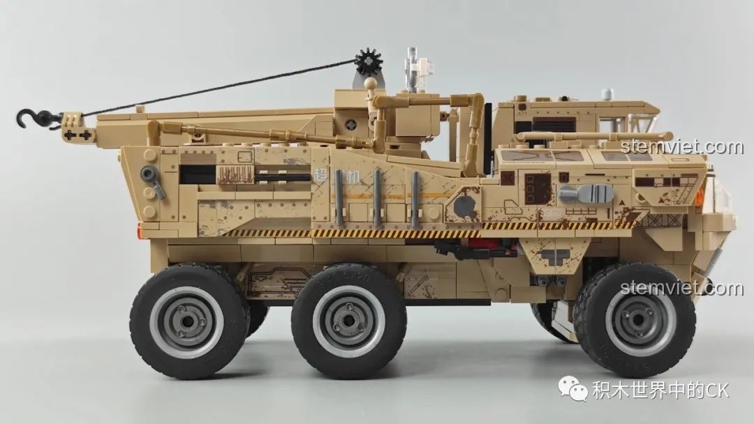 Góc nhìn ngang của Xe Vận Tải Linh Lung SEMBO 109001, tập trung vào hệ thống 6 bánh xe.