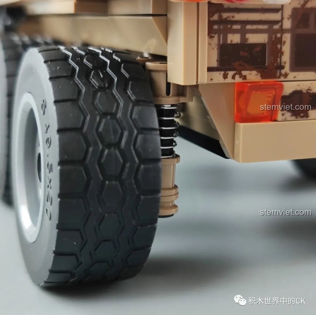 Chi tiết hệ thống treo có lò xo giảm xóc thật trên mô hình SEMBO 109001.