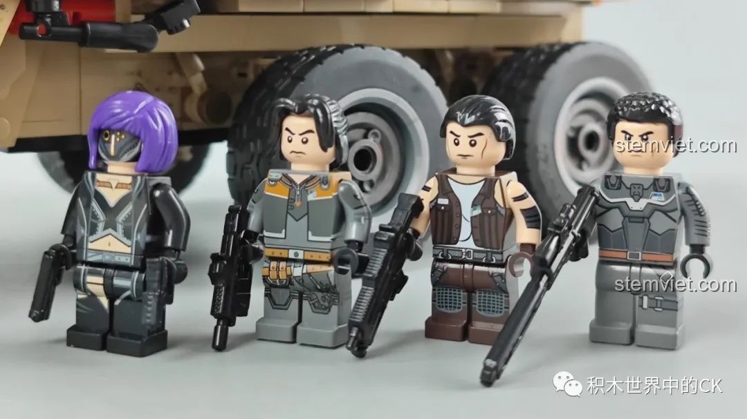 Bốn nhân vật minifigure đi kèm trong bộ lắp ráp SEMBO 109001 Xe Vận Tải Linh Lung, nhìn từ phía trước.