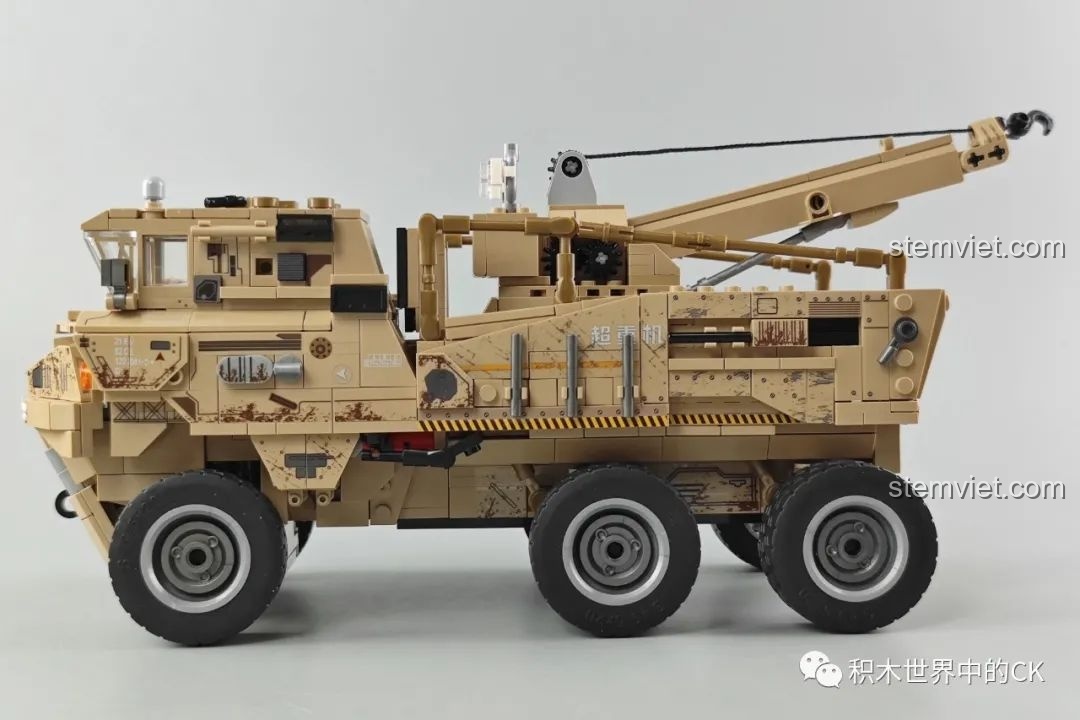 Góc nhìn bên hông của mô hình Xe Vận Tải Linh Lung SEMBO 109001, thể hiện chiều dài và chi tiết.