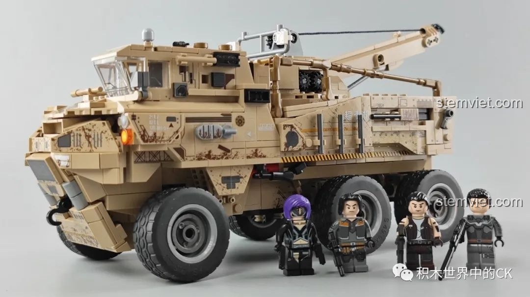 Mô hình Xe Vận Tải Linh Lung SEMBO 109001 hoàn chỉnh cùng 4 nhân vật minifigure.