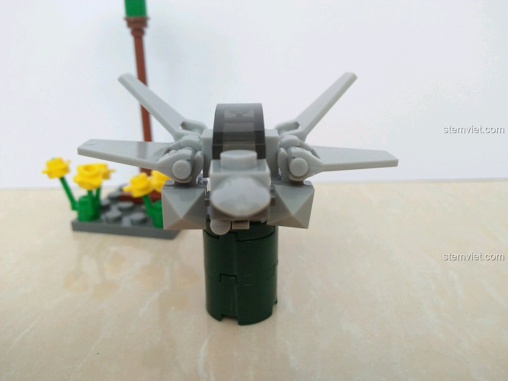 Ảnh chụp chính diện máy bay chiến đấu mini từ bộ lắp ráp SEMBO 11517, cho thấy sự đối xứng và thiết kế tinh xảo.