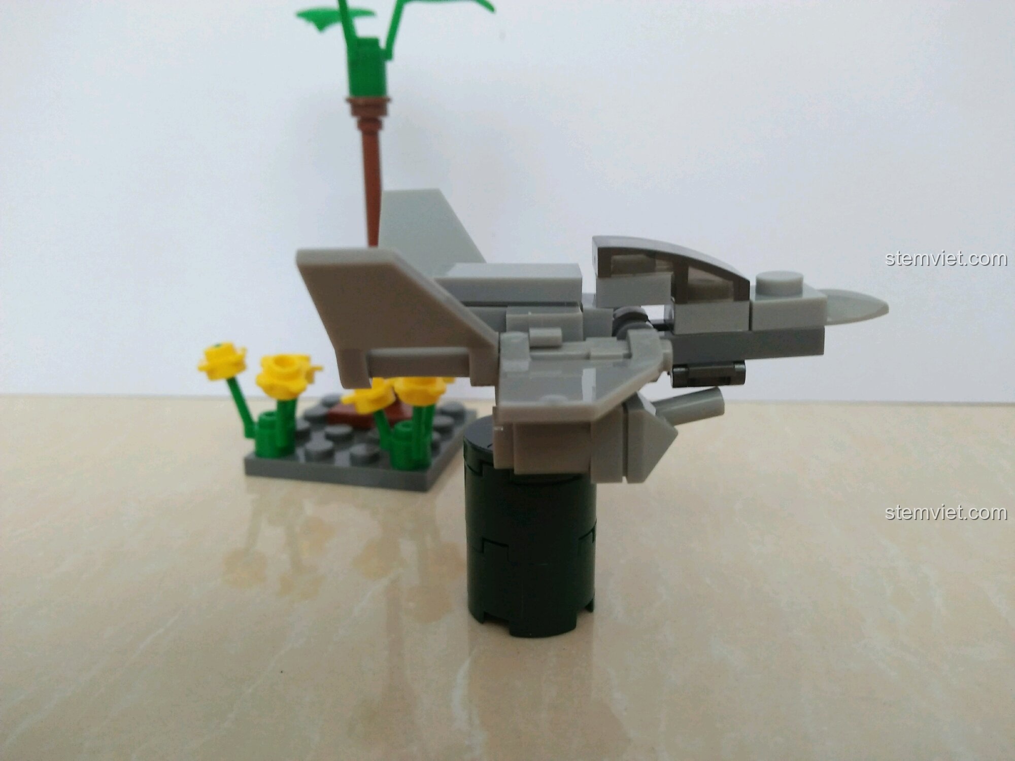 Góc nhìn ngang của mô hình máy bay chiến đấu SEMBO 11517, thể hiện chiều dài và các chi tiết bên hông máy bay.