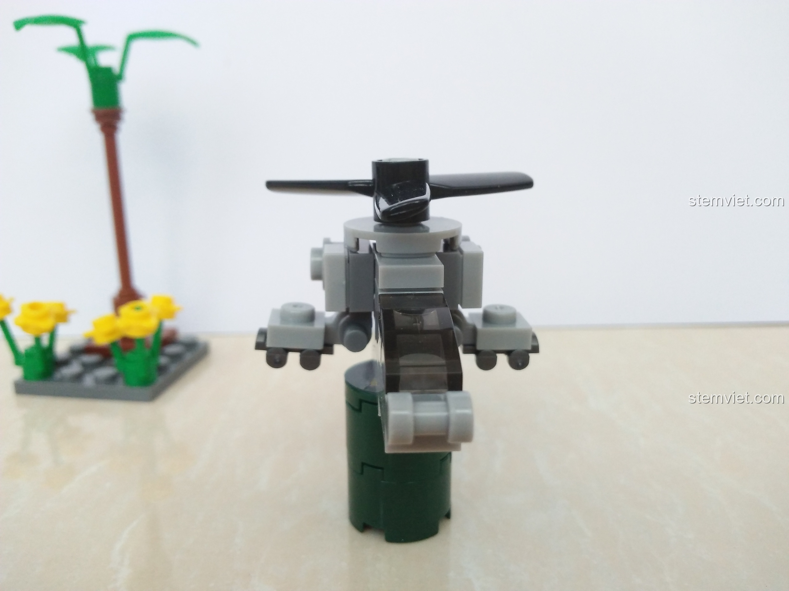 Ảnh chụp trực diện trực thăng pháo SEMBO 11517, khoe hai nòng pháo mạnh mẽ và thiết kế hầm hố.