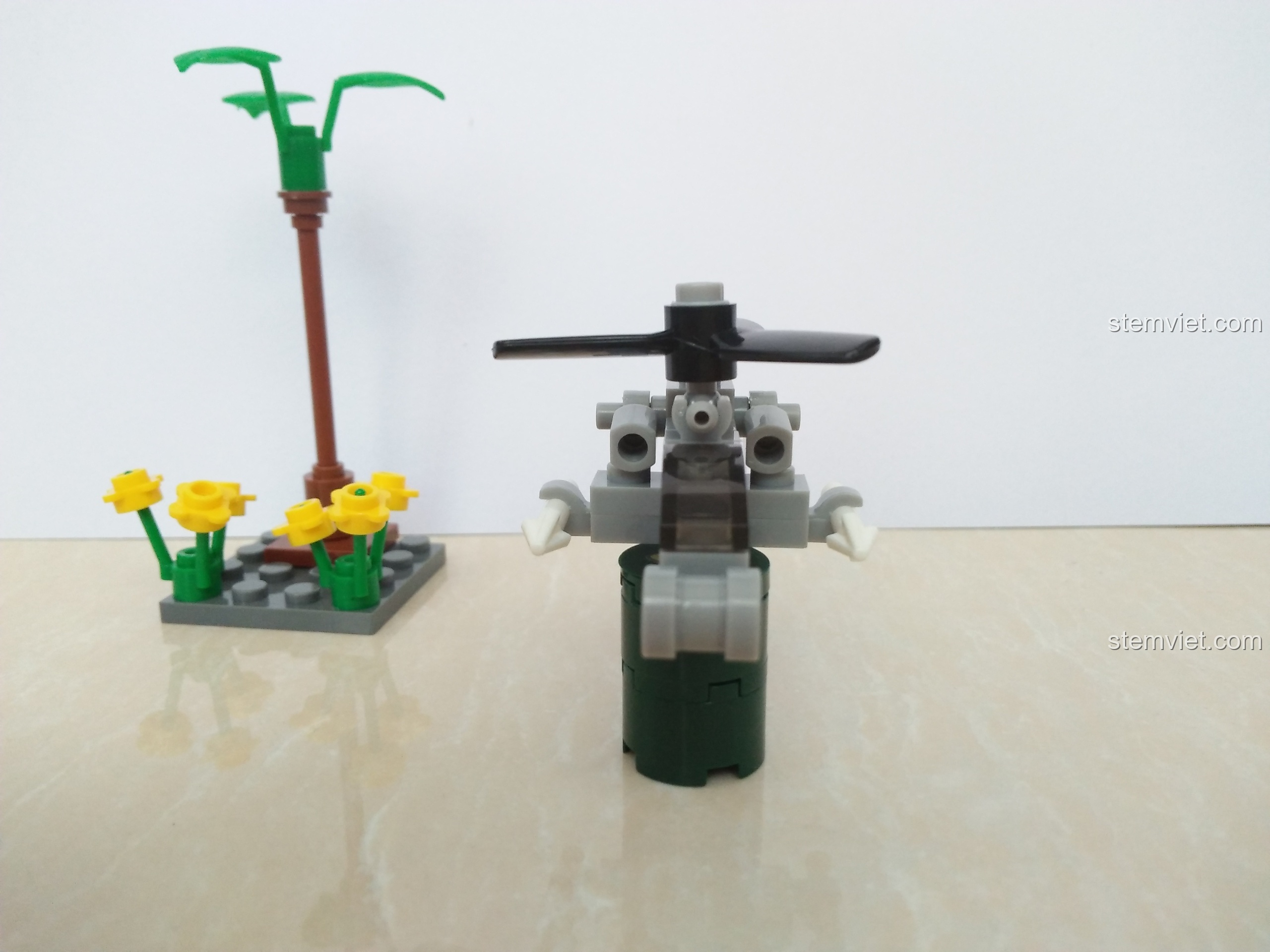 Ảnh chụp trực diện trực thăng tên lửa SEMBO 11517, cho thấy rõ buồng lái và hai tên lửa gắn bên hông.