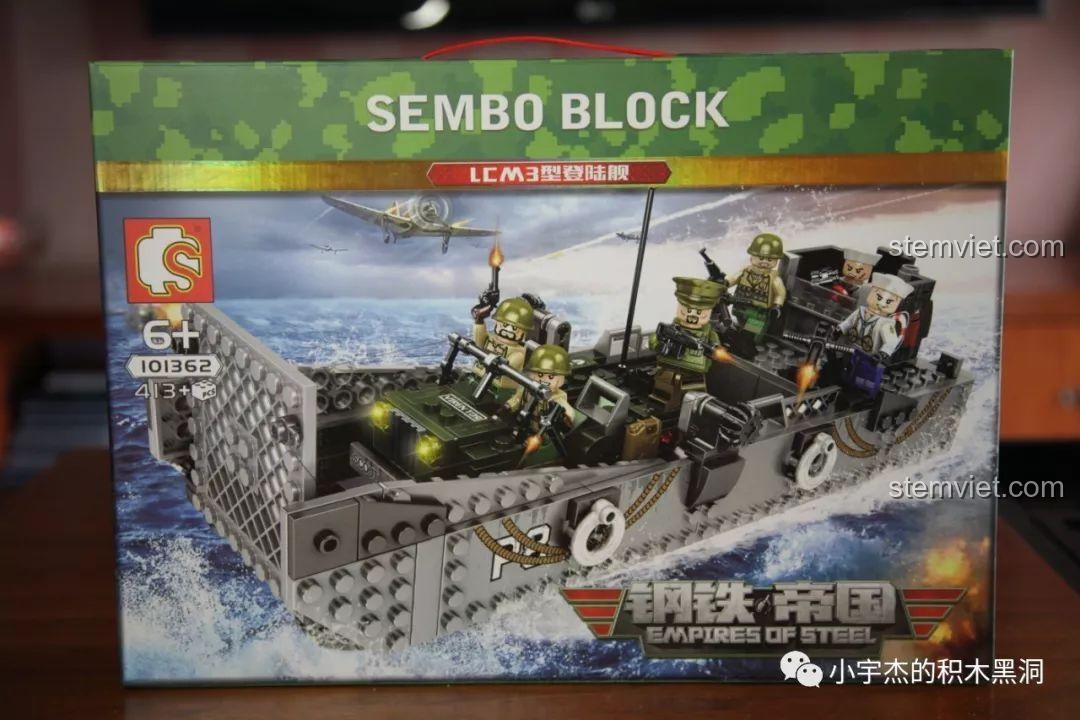 Góc nhìn khác của hộp đồ chơi xây dựng Tàu Đổ Bộ Kiểu LCM3 1362, cho thấy xe jeep và các minifigures.