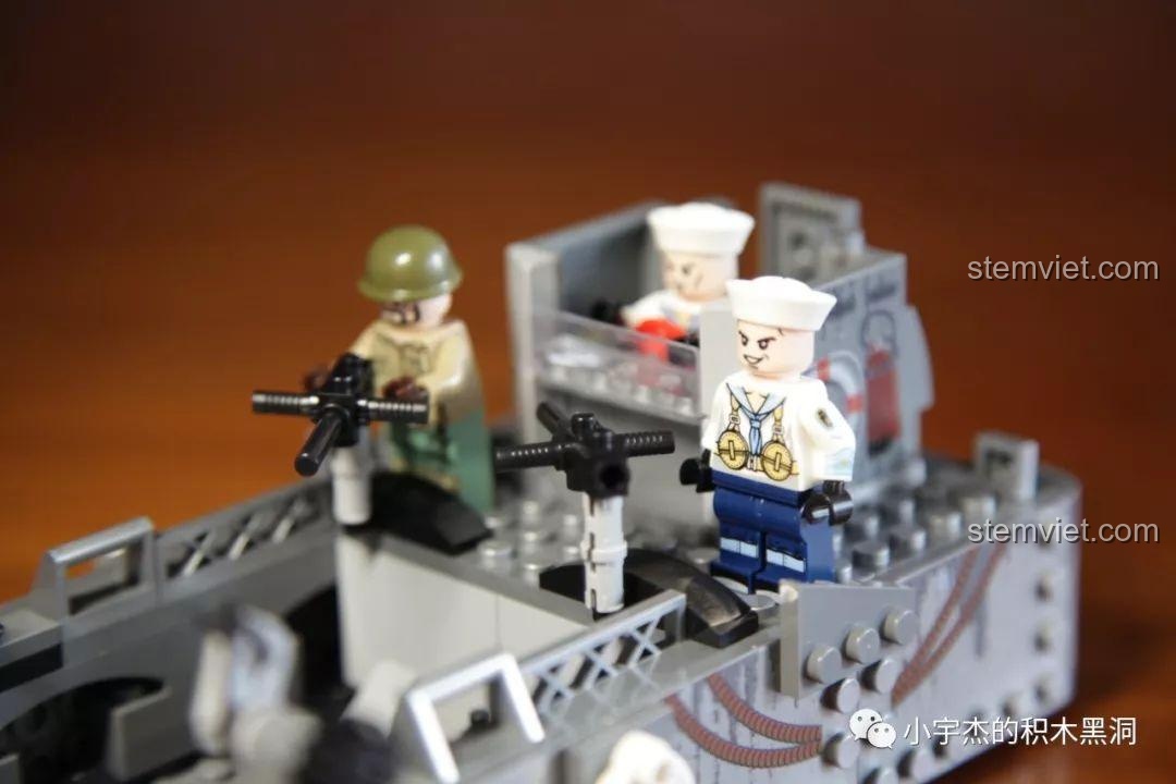 Cảnh đổ bộ sống động với xe Jeep đang rời tàu và các binh lính, thủy thủ trên boong.