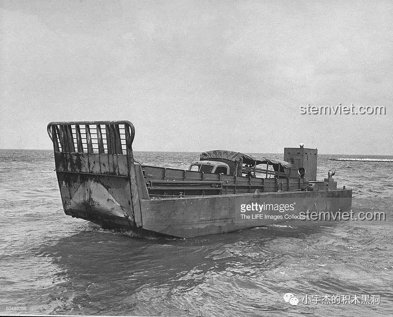 Cận cảnh cơ chế bánh răng và dây thừng dùng để nâng hạ cửa đổ bộ của tàu.