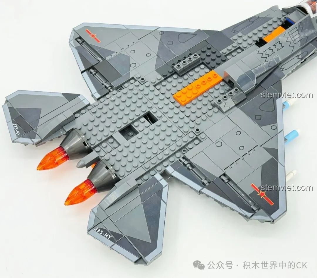Đánh giá SEMBO 202255 Máy bay tàng hình J-35: quá trình lắp ráp phần thân sau và đuôi máy bay.