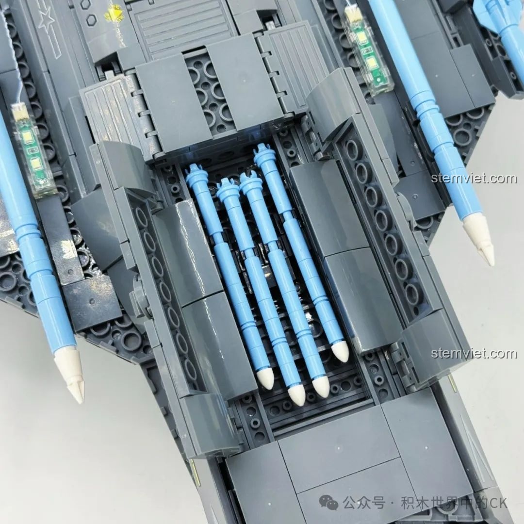 Đánh giá SEMBO 202255 Máy bay tàng hình J-35: khoang vũ khí mở ra để lộ các tên lửa bên trong.