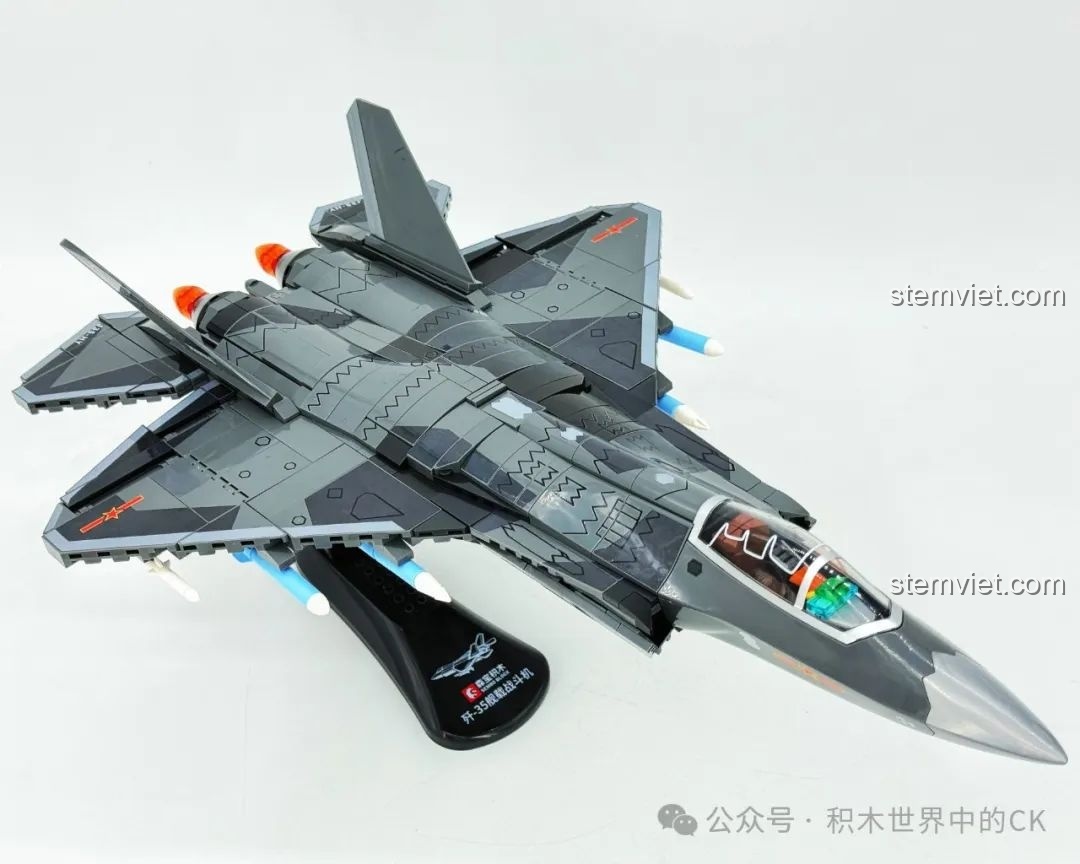 Đánh giá SEMBO 202255 Máy bay tàng hình J-35: góc nhìn từ phía trước của mô hình hoàn chỉnh.