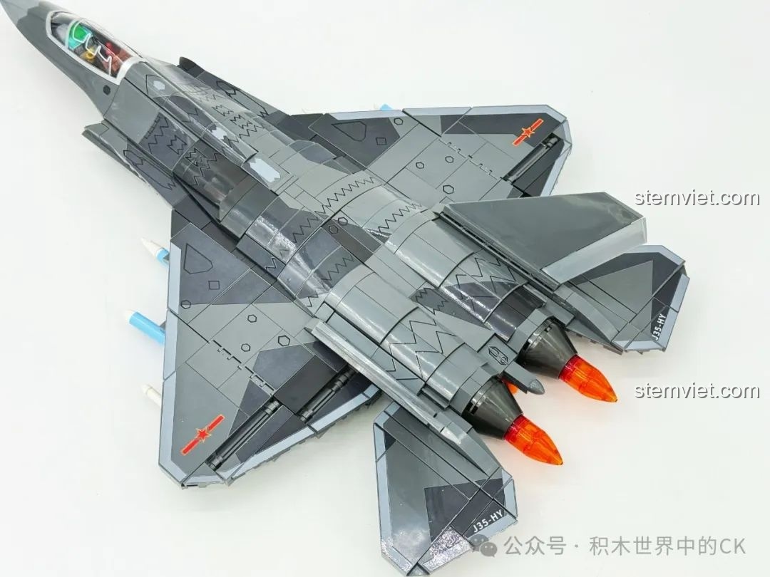 Đánh giá SEMBO 202255 Mô hình J-35: hình ảnh mô hình gần hoàn thiện, chuẩn bị lắp cánh đứng.