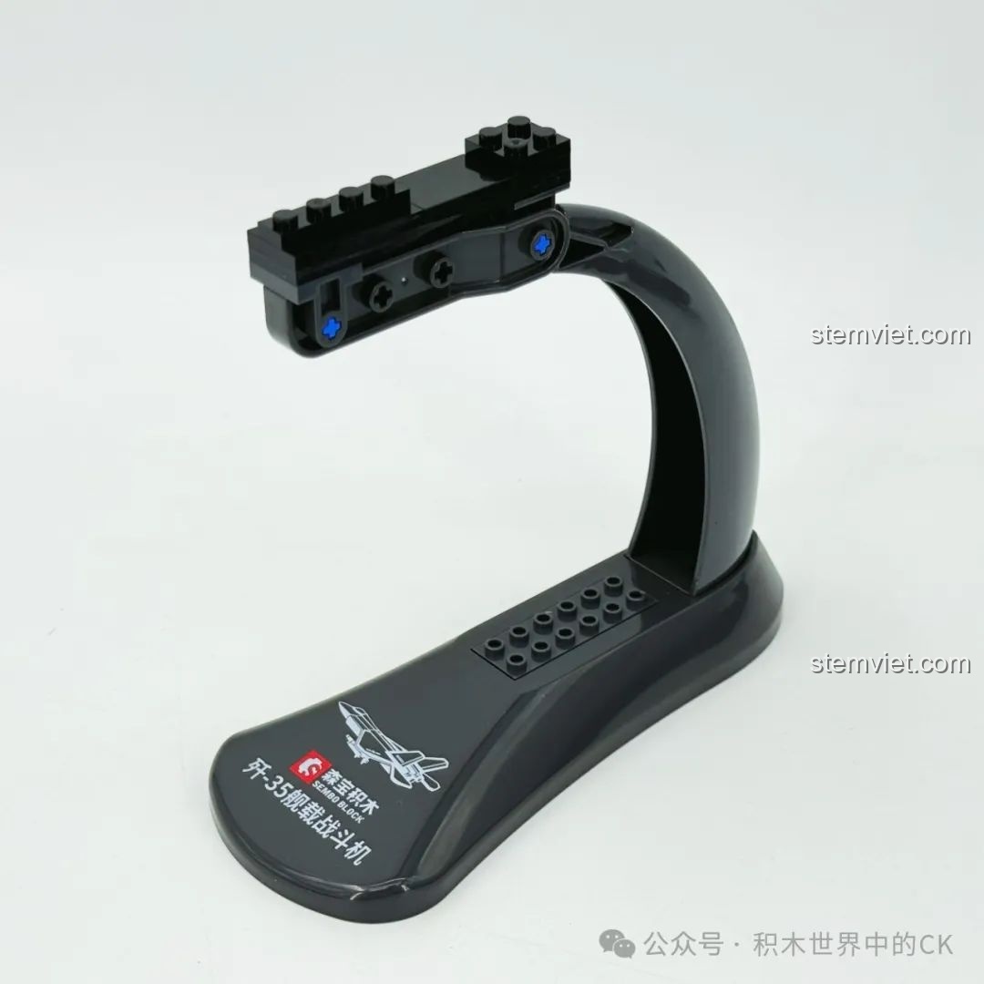 Đánh giá SEMBO 202255 Tiêm kích hạm J-35: đế trưng bày chuyên dụng đi kèm trong bộ lắp ráp.